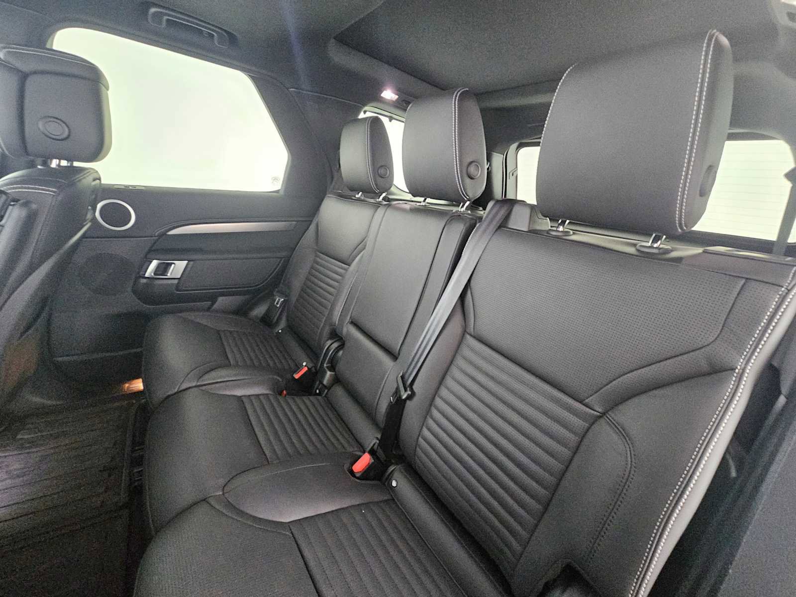 Used 2025 Land Rover Discovery Dynamic SE image 19