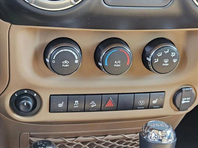Used 2015 Jeep Wrangler Unlimited Sahara w/ Connectivity Group AWD/4WD image 24