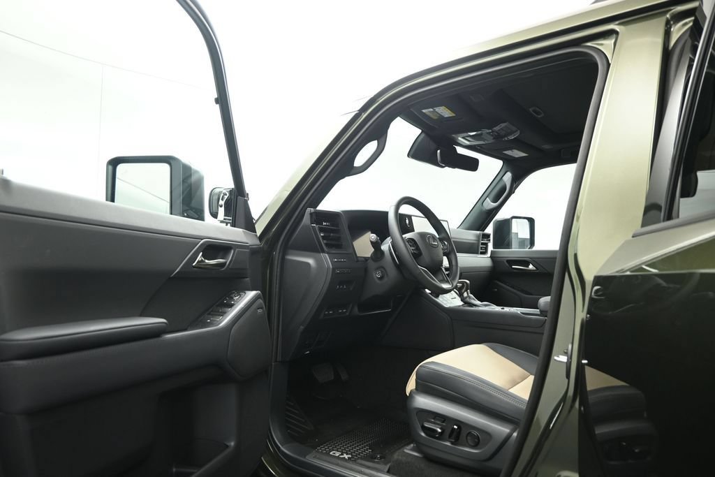 Used 2025 Lexus GX 550 w/ Accessory Package (CT) AWD/4WD image 6