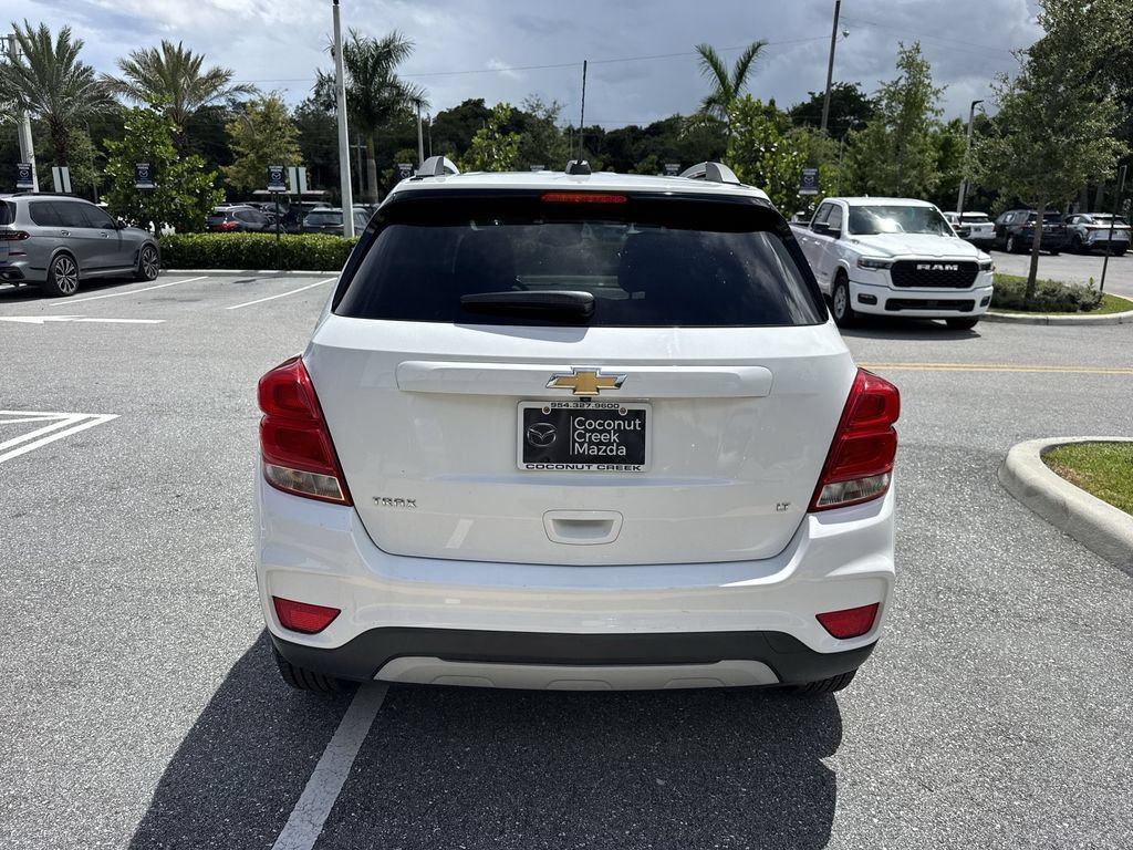 Used 2019 Chevrolet Trax LT w/ LT Convenience Package FWD image 2