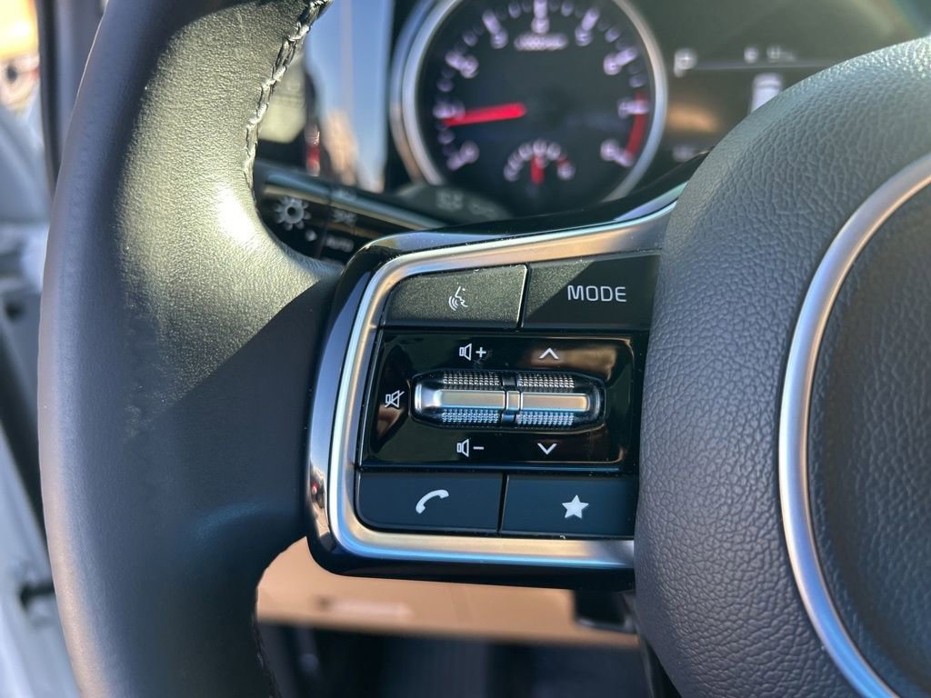 Used 2023 Kia Carnival EX image 45