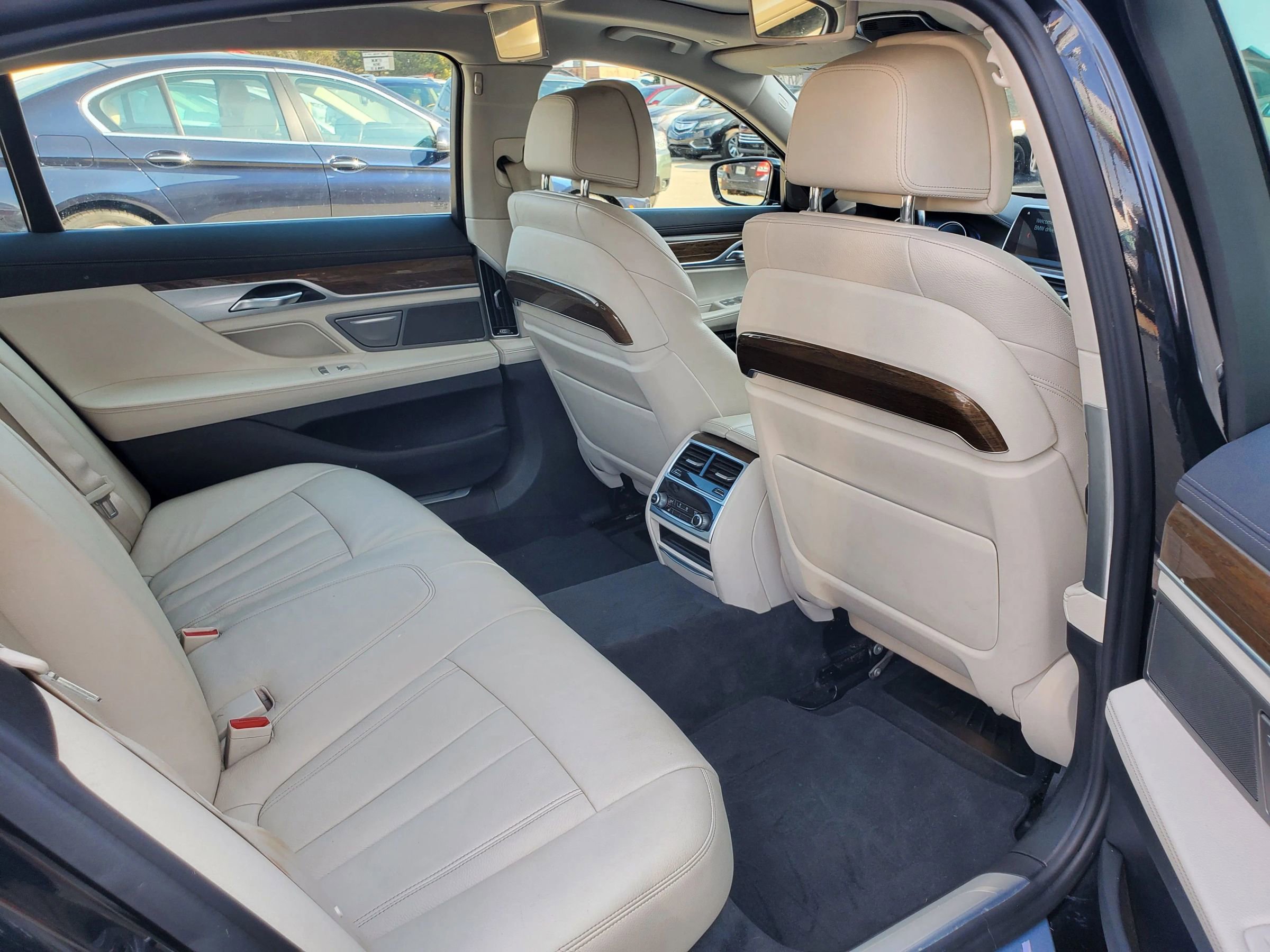 Used 2018 BMW 750i xDrive image 3