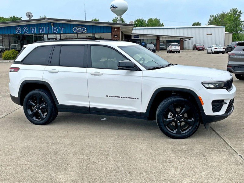 Used 2024 Jeep Grand Cherokee Altitude AWD/4WD image 3