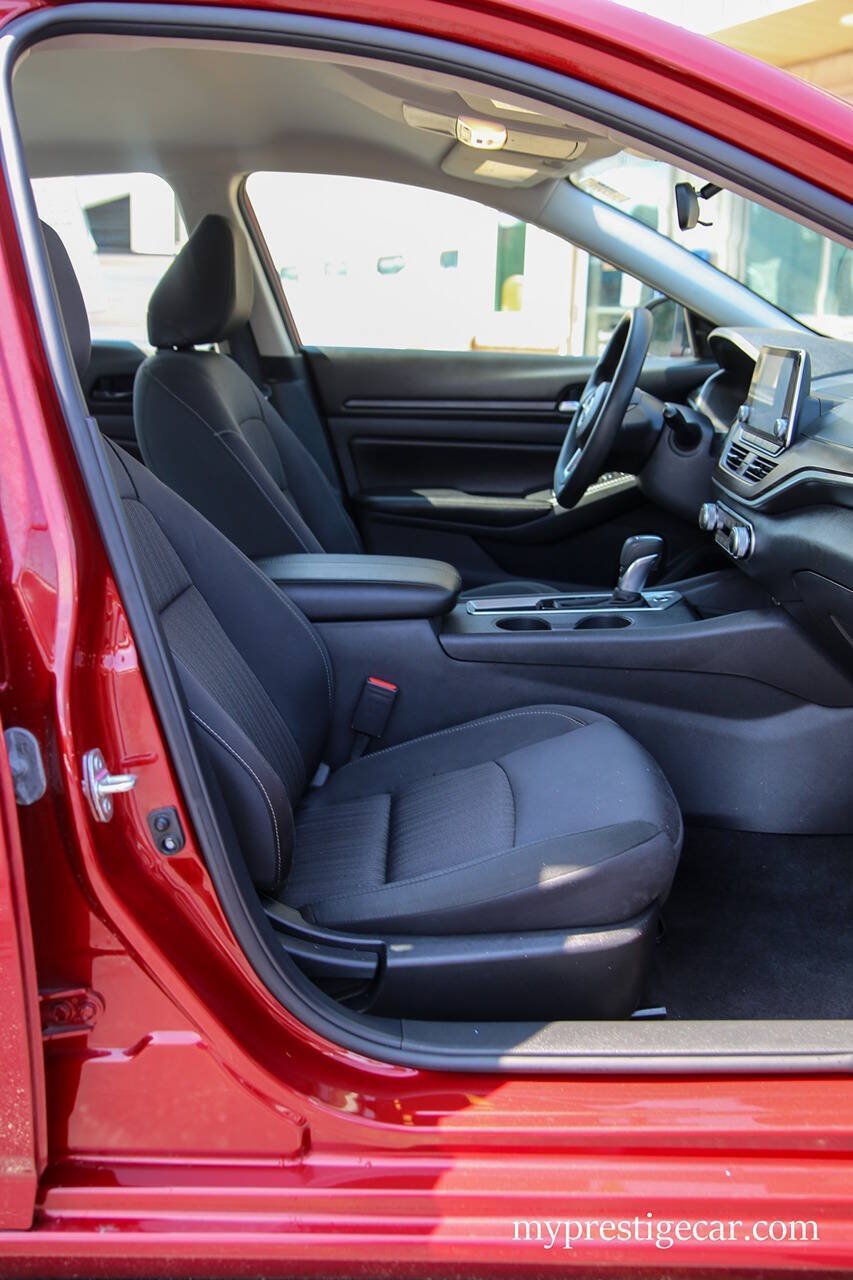 Used 2025 Nissan Altima 2.5 SV FWD image 17