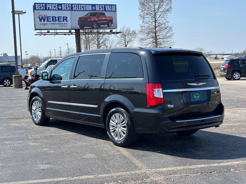 Used 2016 Chrysler Town & Country Touring-L image 3