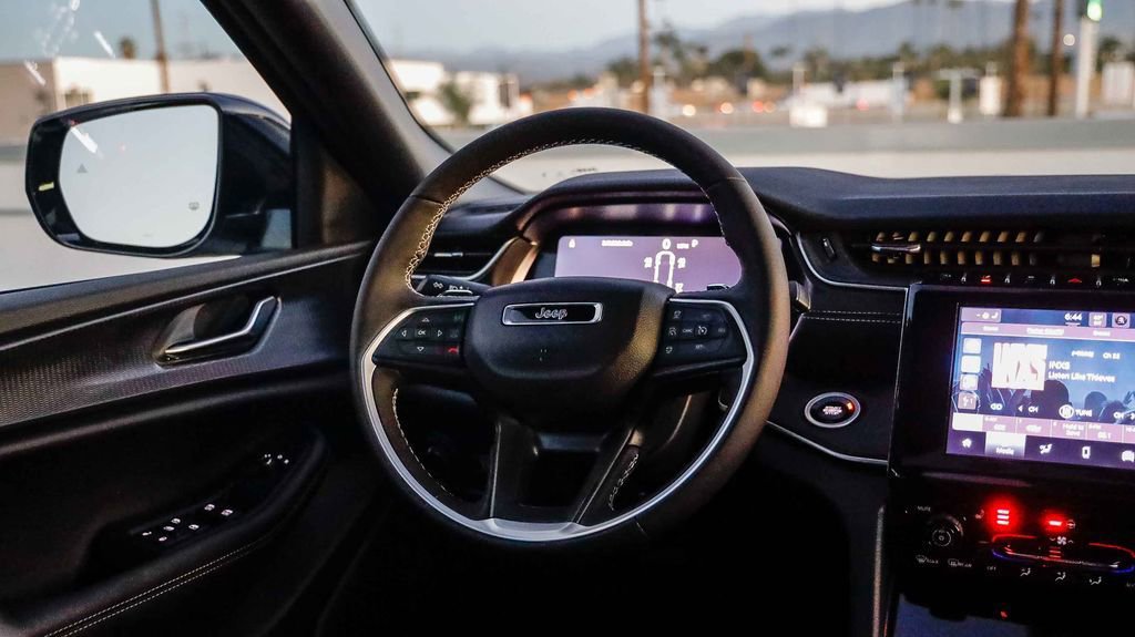 New 2025 Jeep Grand Cherokee L Altitude image 16