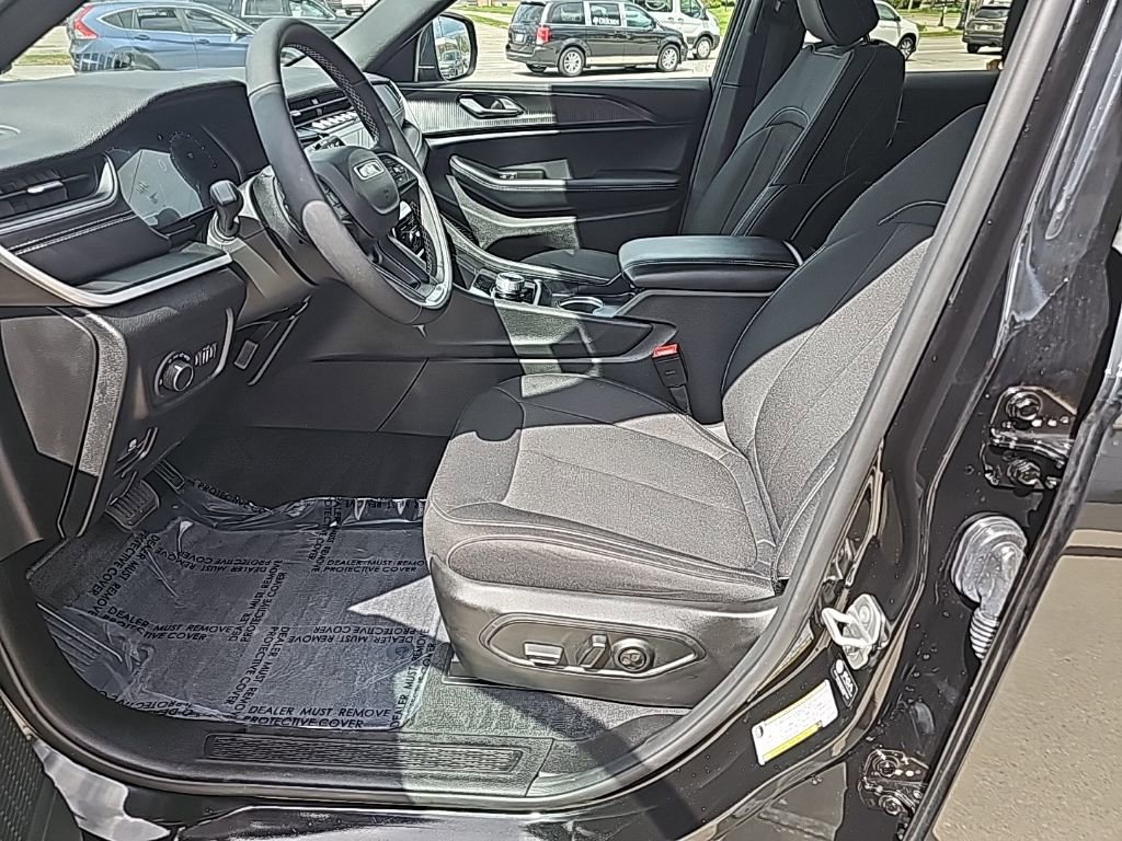 Certified 2025 Jeep Grand Cherokee Laredo w/ Luxury Tech Group I AWD/4WD image 13