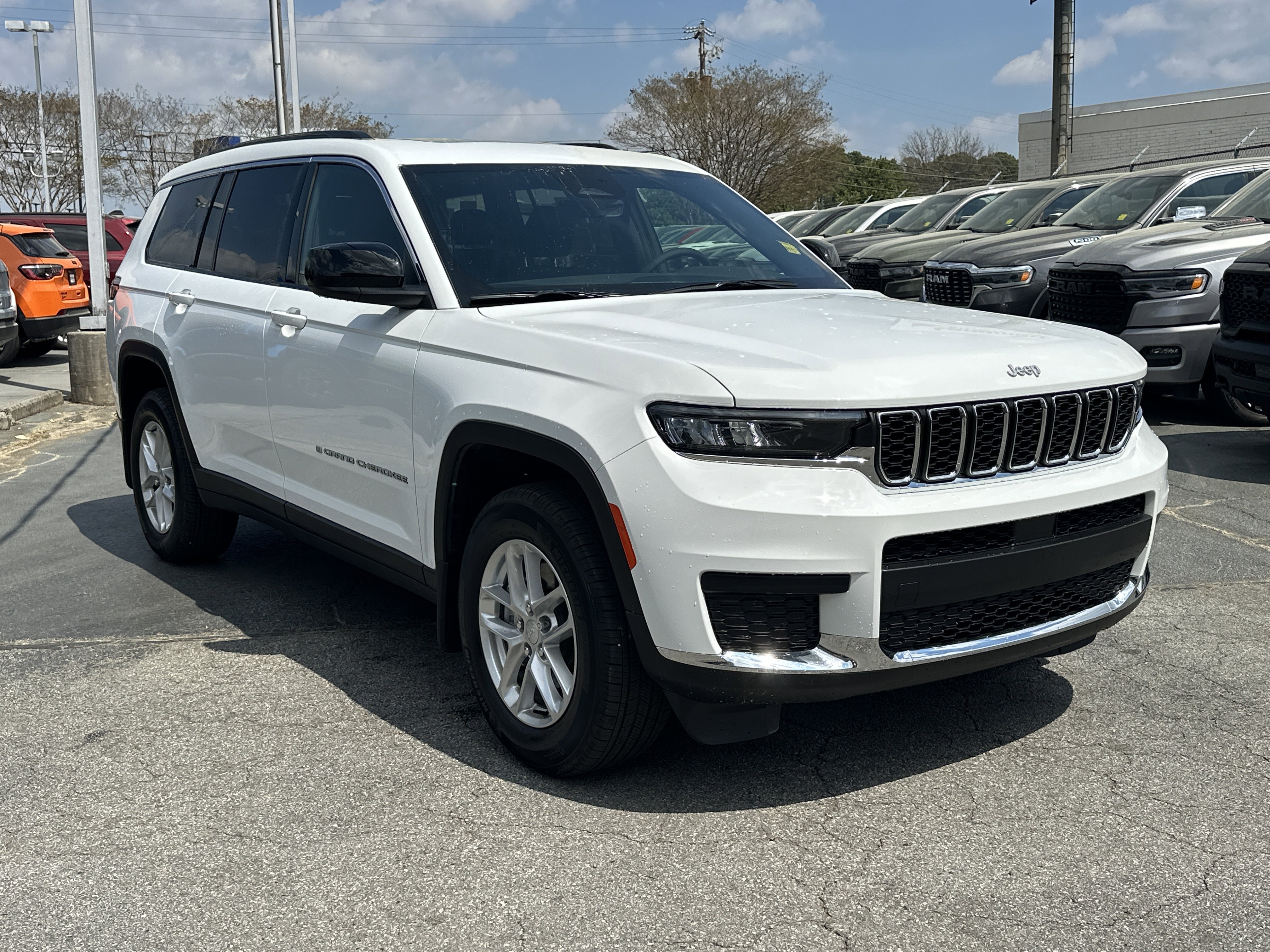 Used 2025 Jeep Grand Cherokee L Laredo image 2