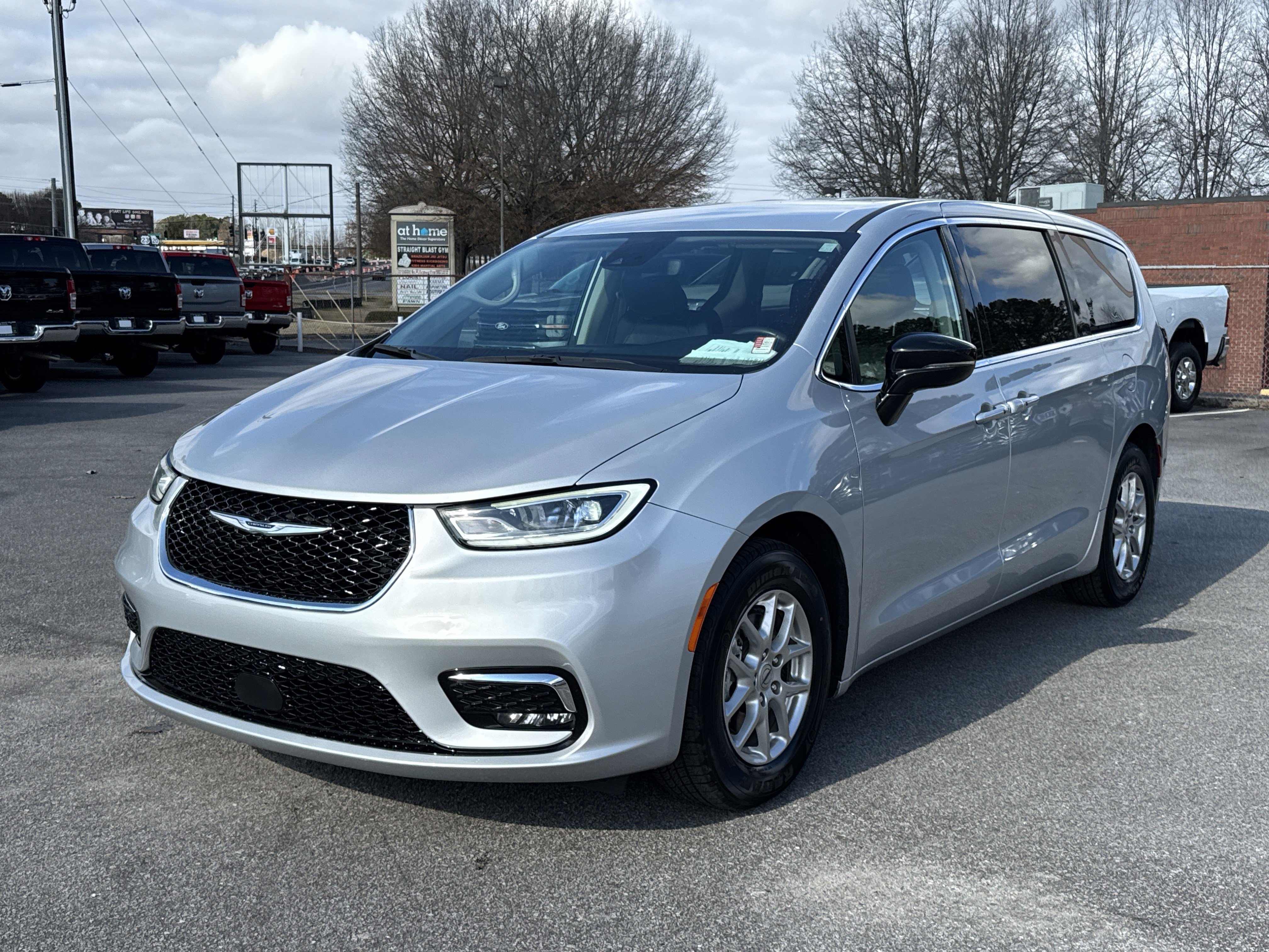 Used 2024 Chrysler Pacifica Touring-L image 2