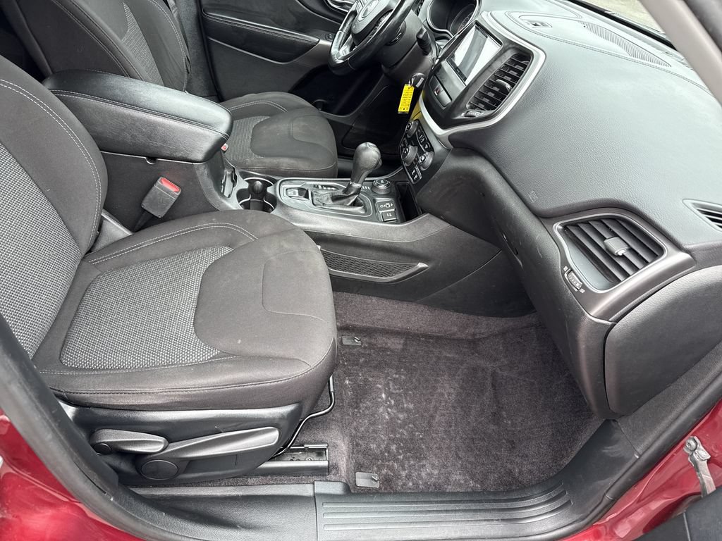 Used 2019 Jeep Cherokee Latitude w/ Cold Weather Group AWD/4WD image 12