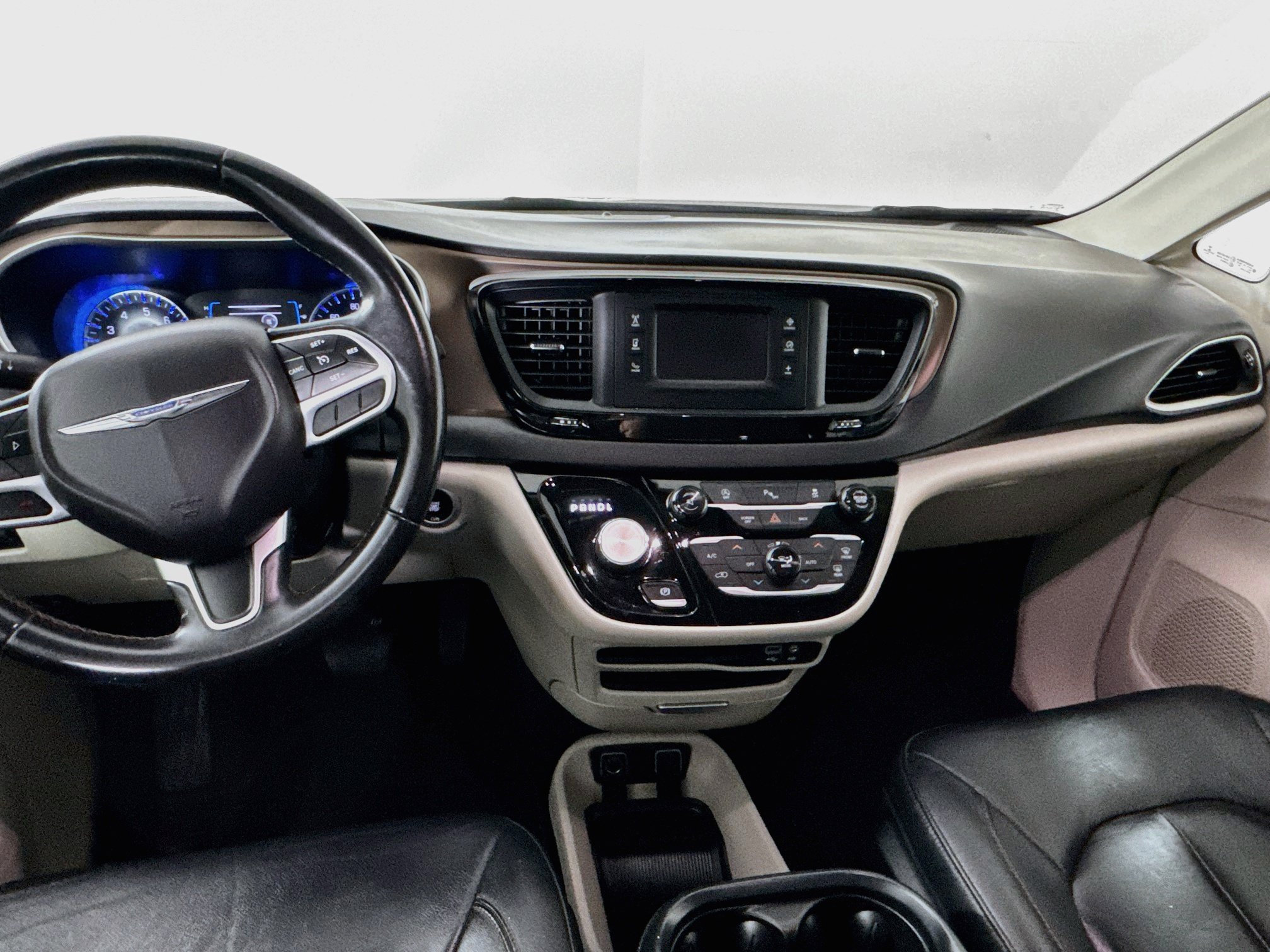 Used 2017 Chrysler Pacifica Touring-L FWD image 13