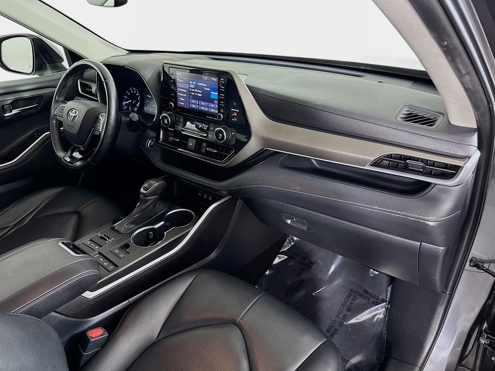 Used 2020 Toyota Highlander XLE image 29