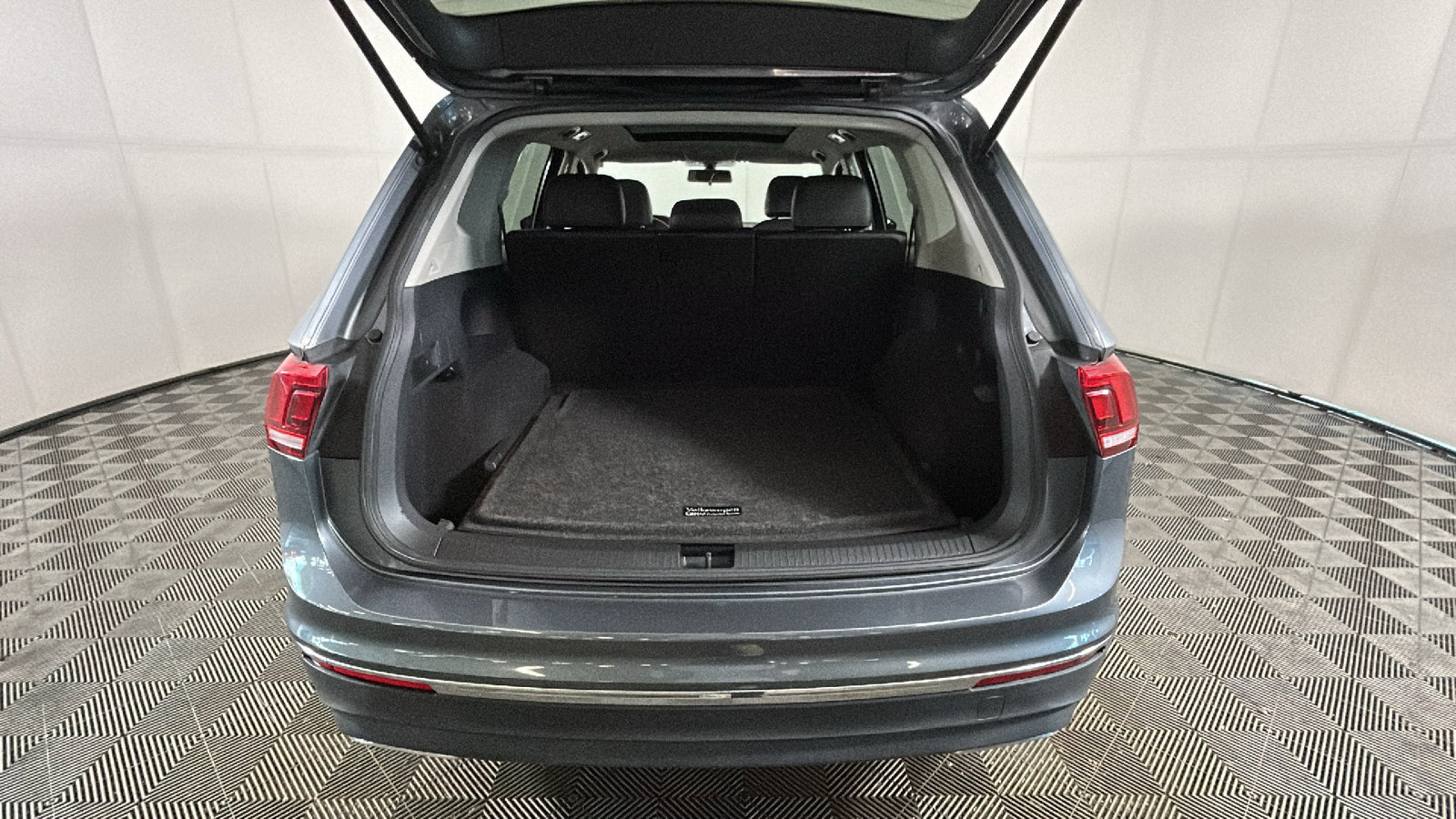 Used 2018 Volkswagen Tiguan SE w/ Panoramic Sunroof Package AWD/4WD image 34