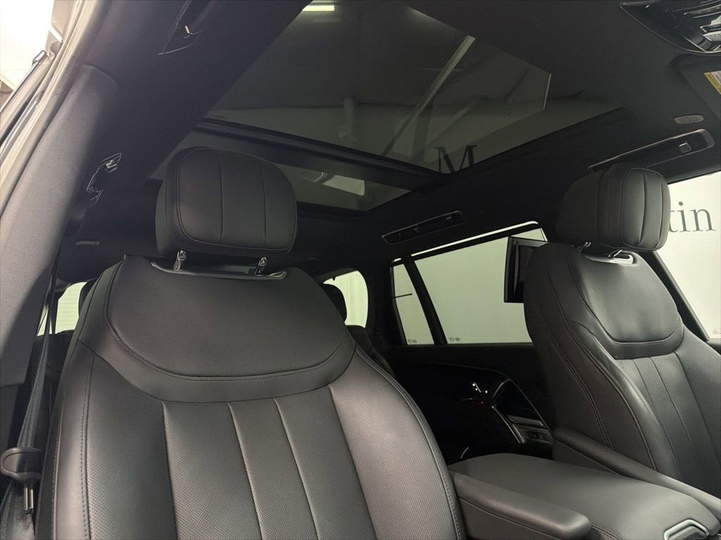 Used 2025 Land Rover Range Rover Long Wheelbase SE image 32