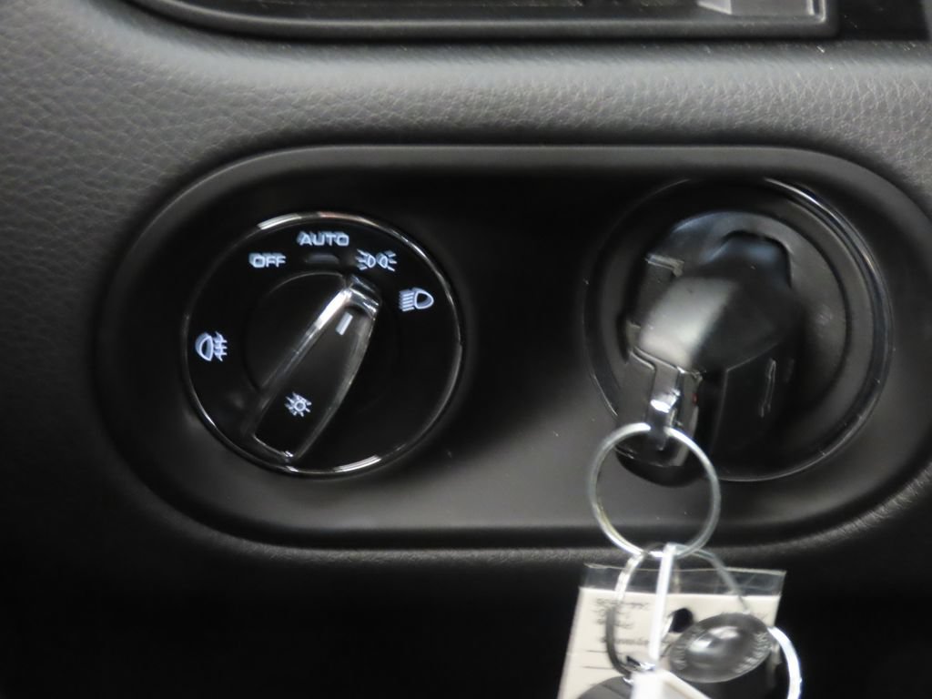 Certified 2025 Porsche Macan AWD/4WD image 23