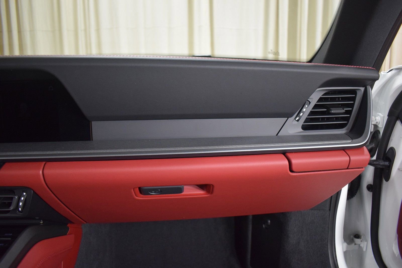 Used 2024 Porsche 911 Carrera RWD image 22