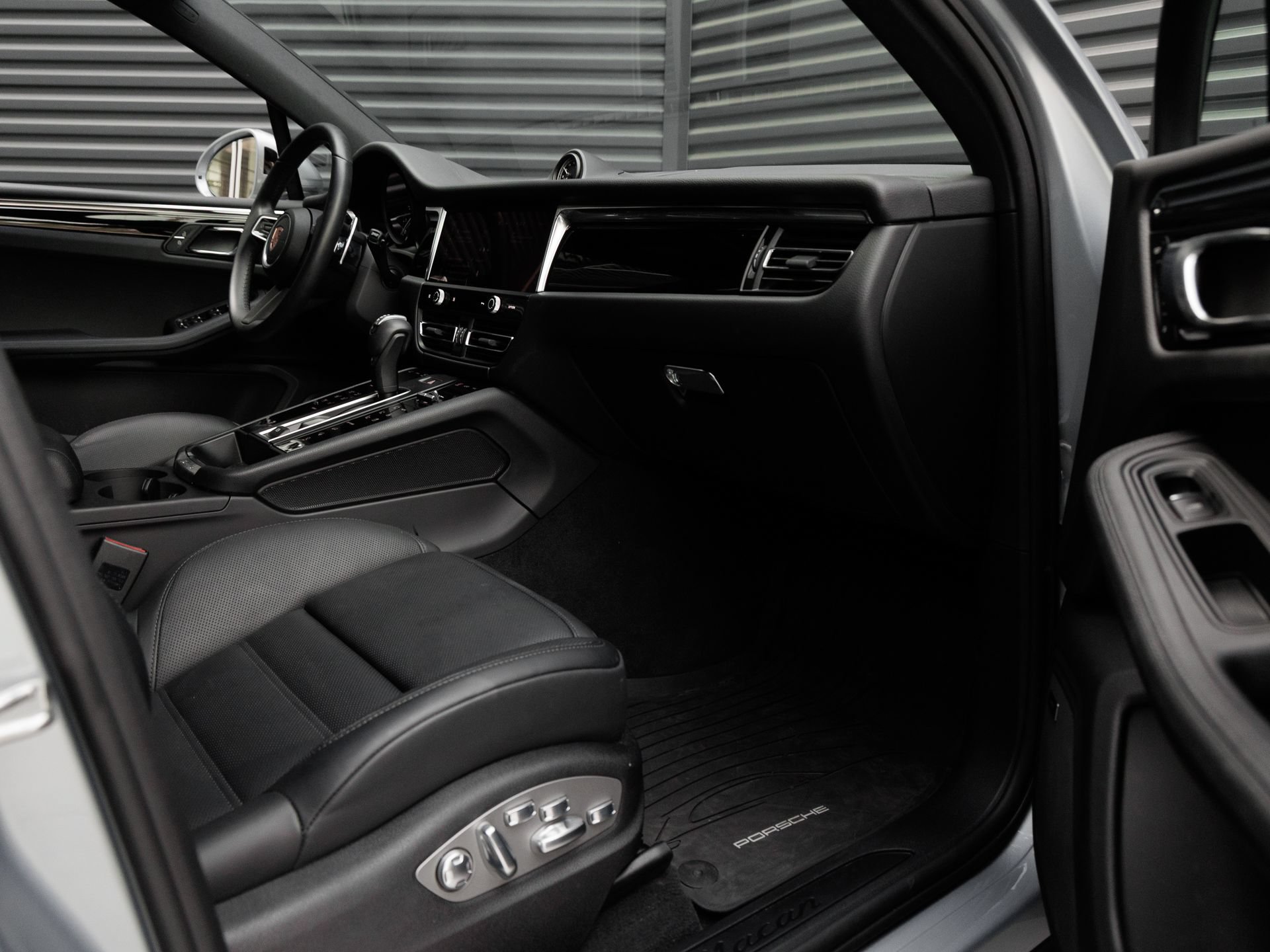 Certified 2026 Porsche Macan AWD/4WD image 35