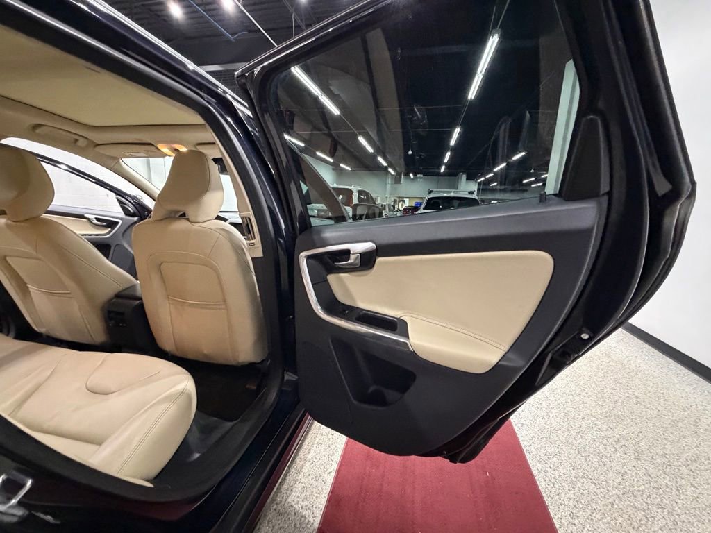 Used 2016 Volvo XC60 T6 Platinum w/ Climate Package AWD/4WD image 28