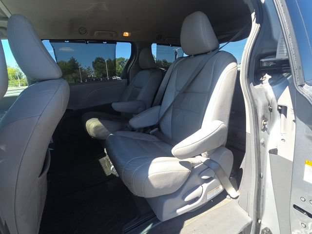 Used 2017 Toyota Sienna XLE w/ XLE Navigation Package FWD image 19