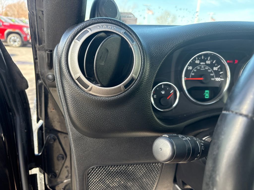 Used 2013 Jeep Wrangler Unlimited Sahara image 18