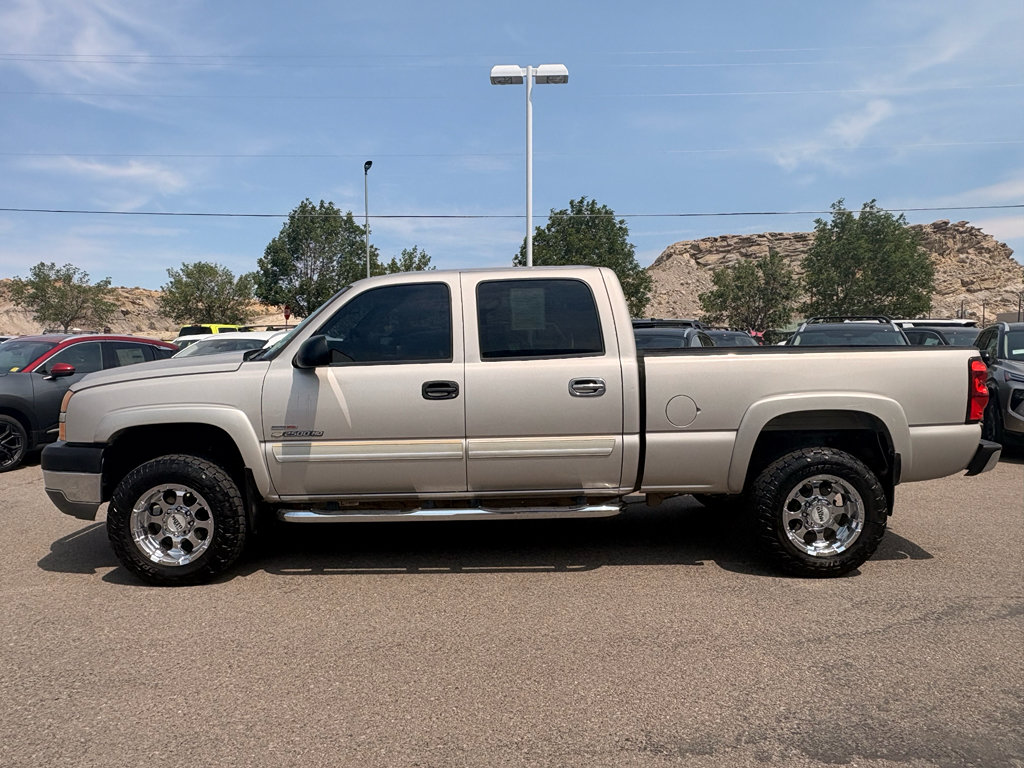 Used 2005 Chevrolet Silverado 2500 LS w/ Heavy-Duty Power Package AWD/4WD image 2