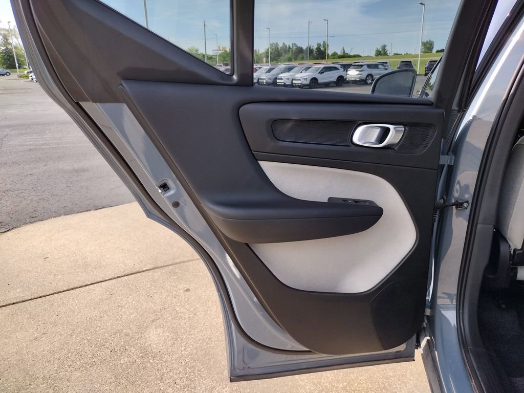 Used 2020 Volvo XC40 T4 Momentum FWD image 12