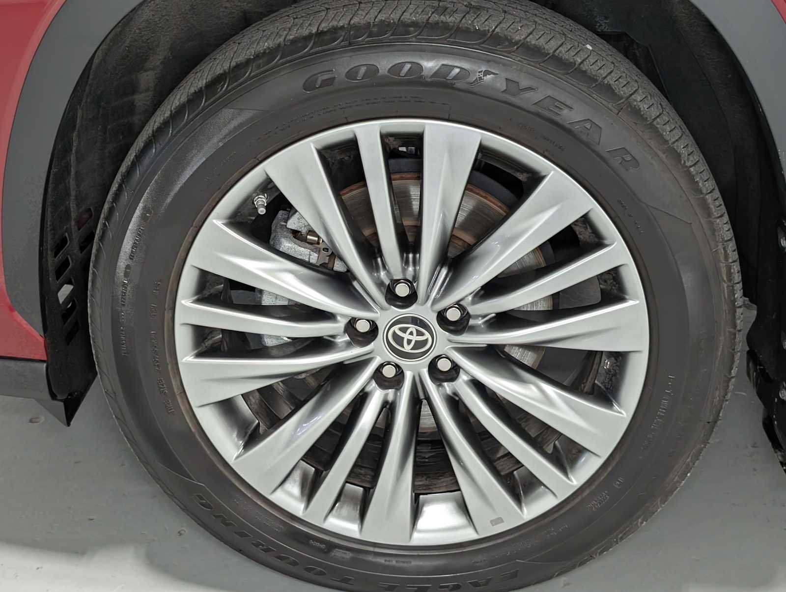 Used 2024 Toyota Highlander Platinum image 3