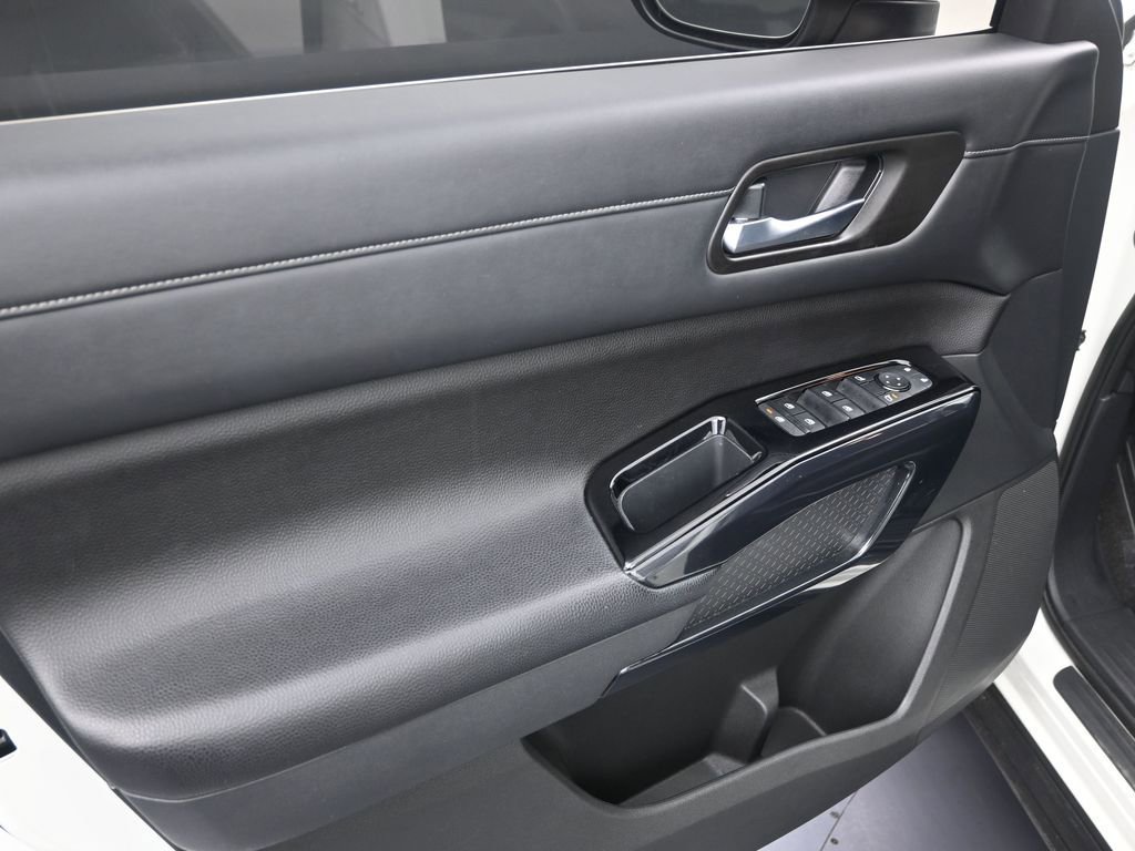 Used 2022 Nissan Pathfinder SV image 10