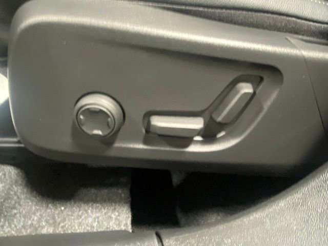 Certified 2025 Volvo XC40 B5 Core image 12