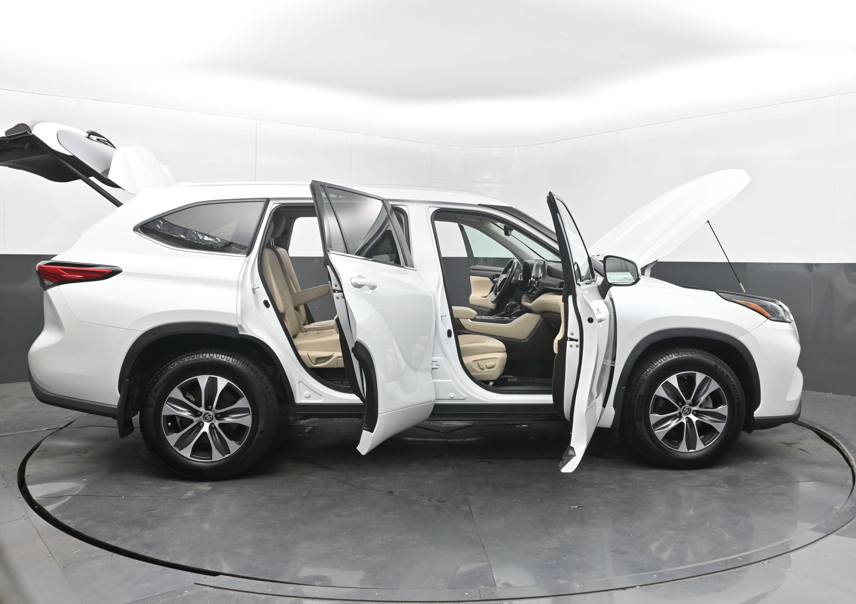 Used 2022 Toyota Highlander XLE AWD/4WD image 46