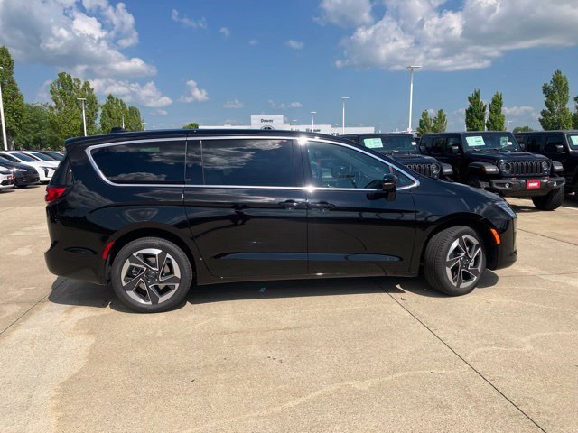 New 2027 Chrysler Pacifica Limited AWD/4WD image 5