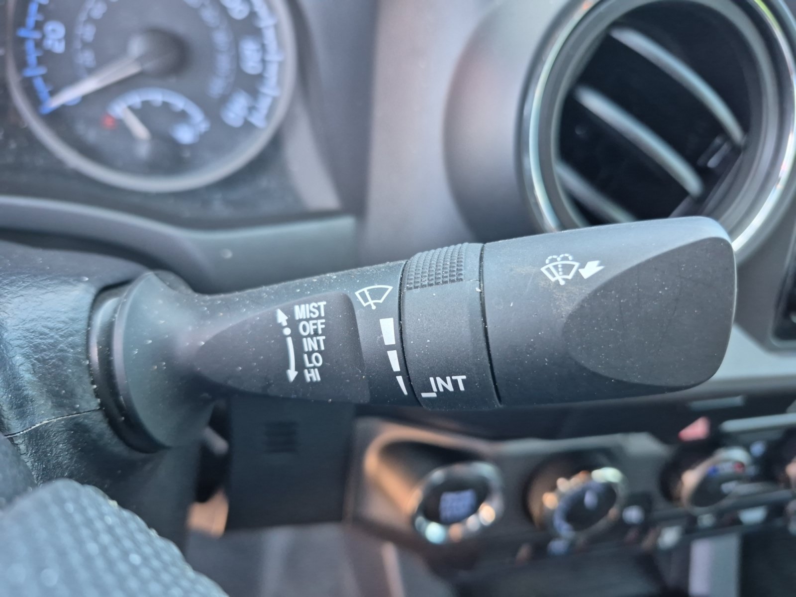 Certified 2023 Toyota Tacoma TRD Off-Road AWD/4WD image 31
