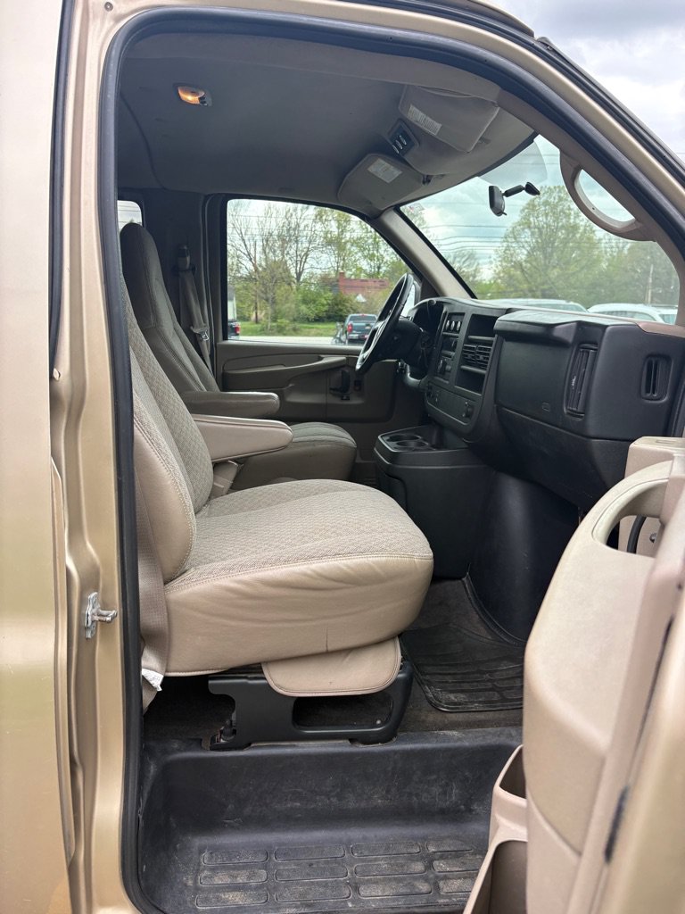 Used 2008 GMC Savana 3500 Extended Passenger w/ LT Preferred Equipment Group RWD image 10