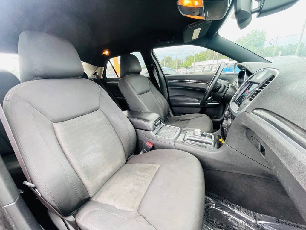 Used 2019 Chrysler 300 Touring w/ Chrome Appearance Package RWD image 23