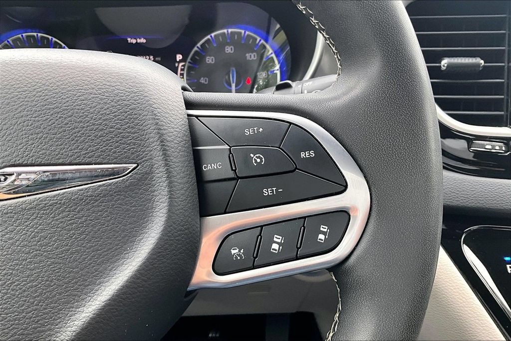 Used 2023 Chrysler Pacifica Touring-L FWD image 12