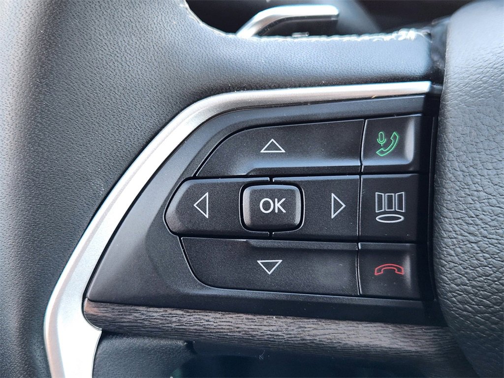 Used 2023 Jeep Grand Cherokee Limited w/ Luxury Tech Group II image 17