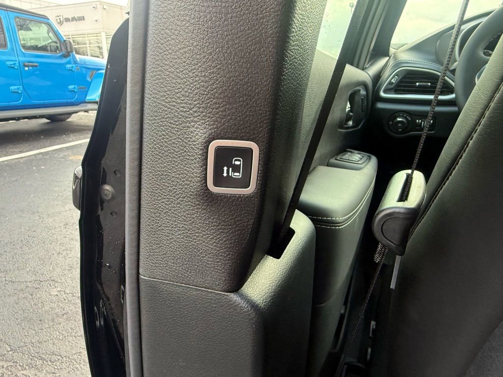 New 2025 Chrysler Pacifica Select FWD image 51