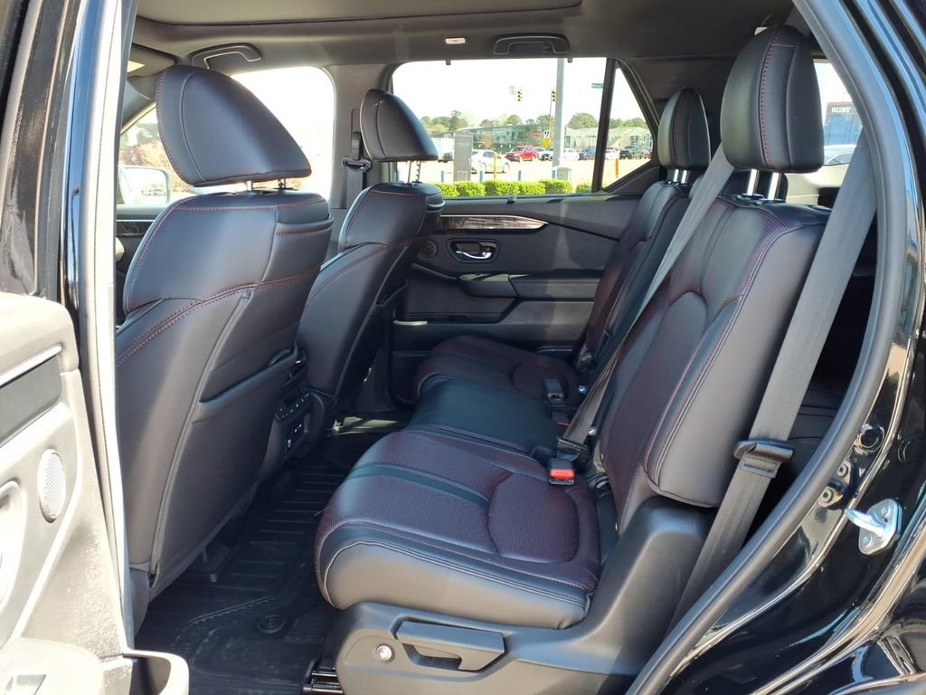 Used 2025 Honda Pilot Black Edition image 6