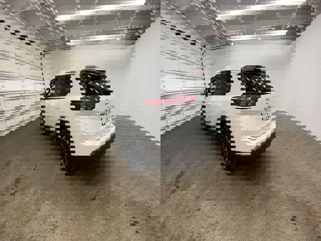 Used 2024 Nissan Rogue SV image 4