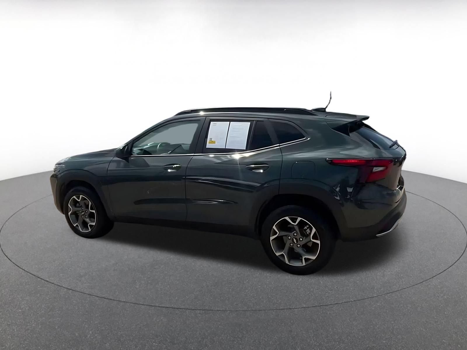 Used 2025 Chevrolet Trax LT w/ LT Convenience Package FWD image 8