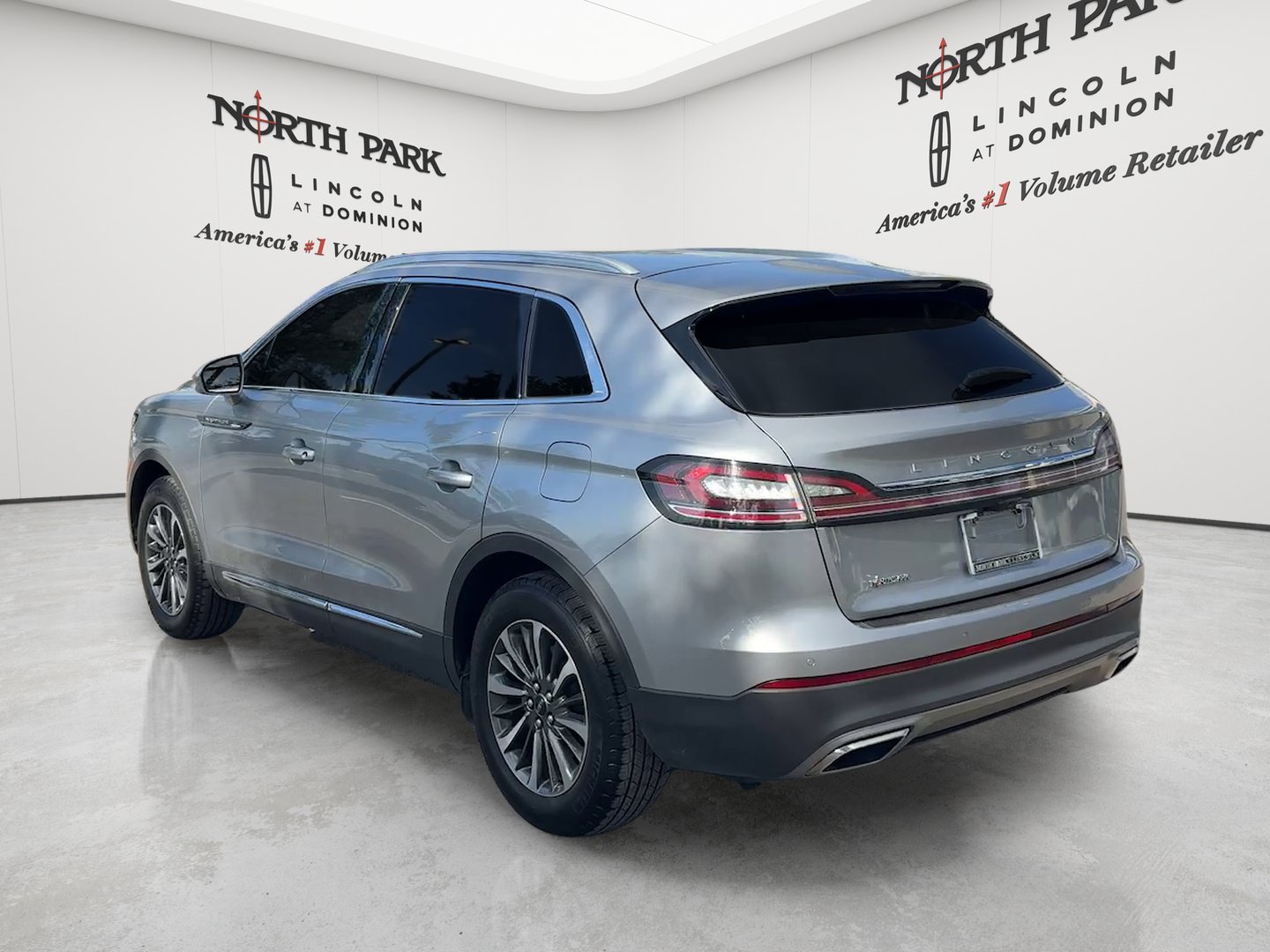 Used 2023 Lincoln Nautilus FWD w/ Premium Package image 3