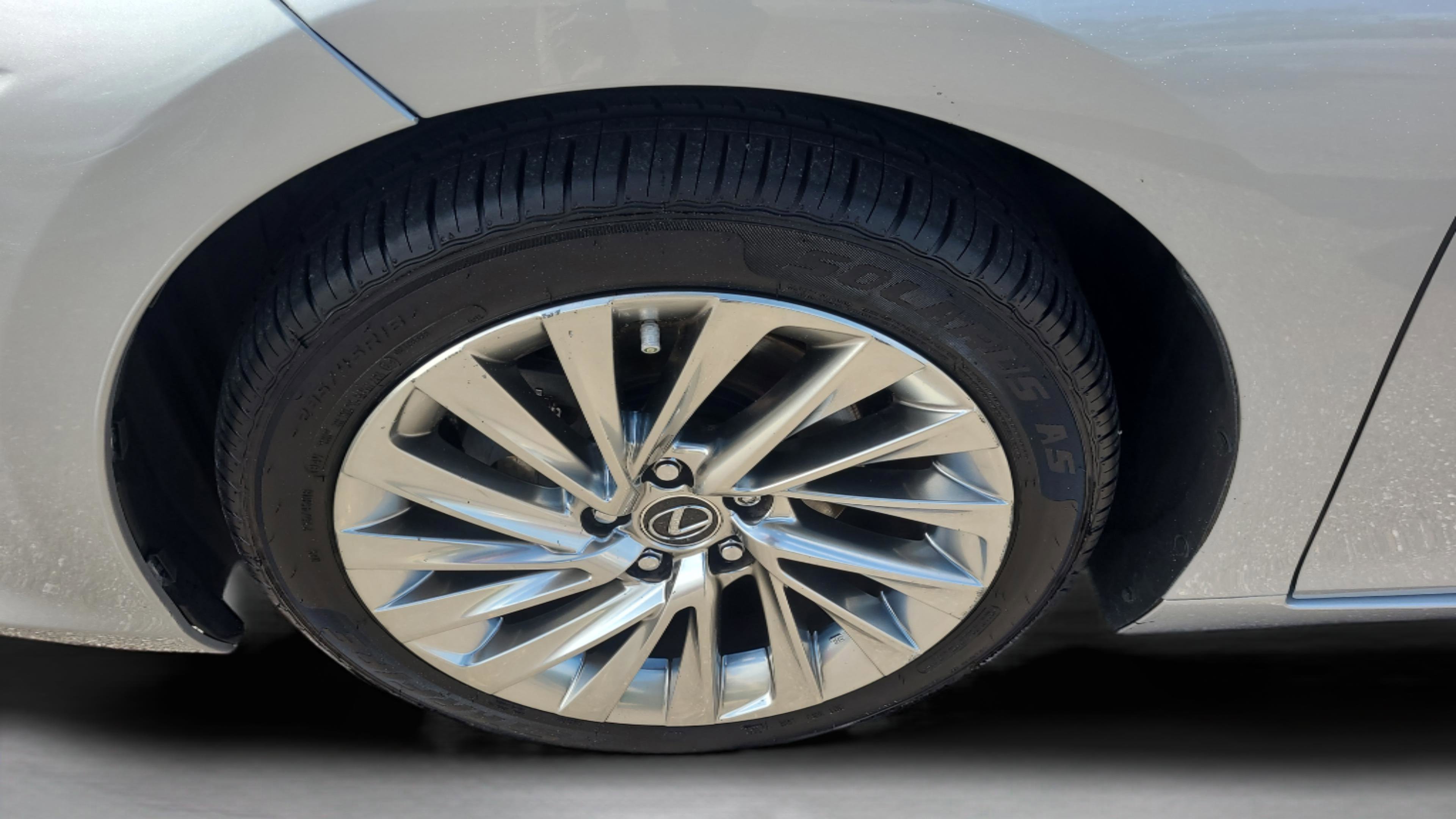 Used 2019 Lexus ES 300h w/ Accessory Package 2 image 29