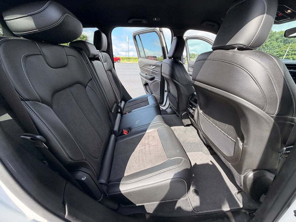 Used 2024 Jeep Grand Cherokee Altitude AWD/4WD image 29
