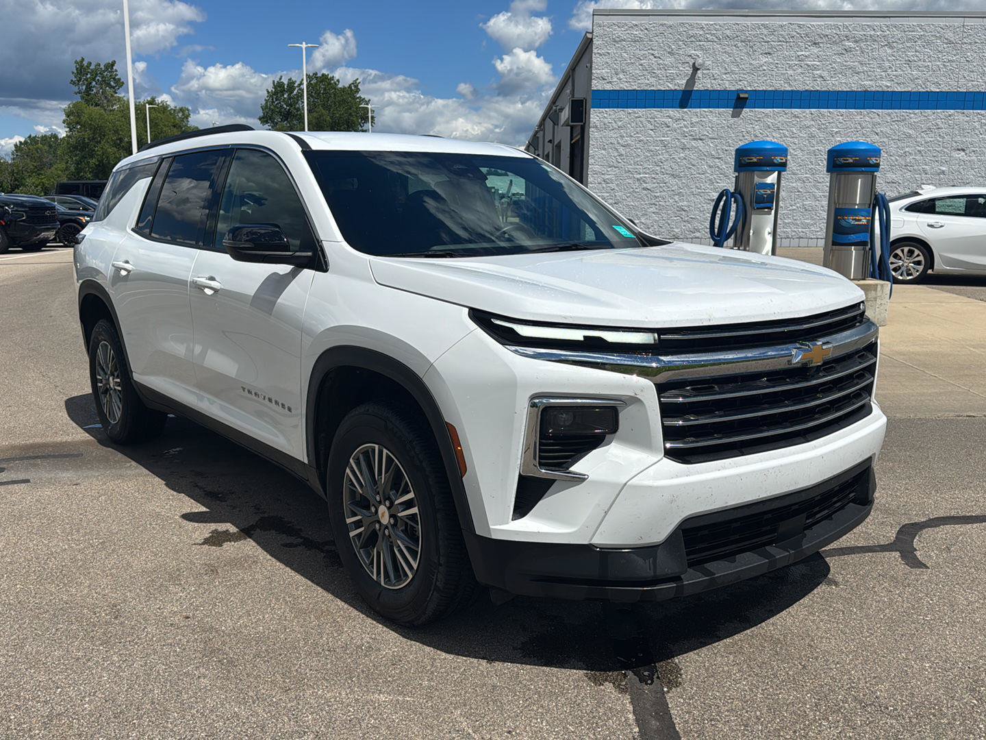 Used 2025 Chevrolet Traverse LT FWD image 7