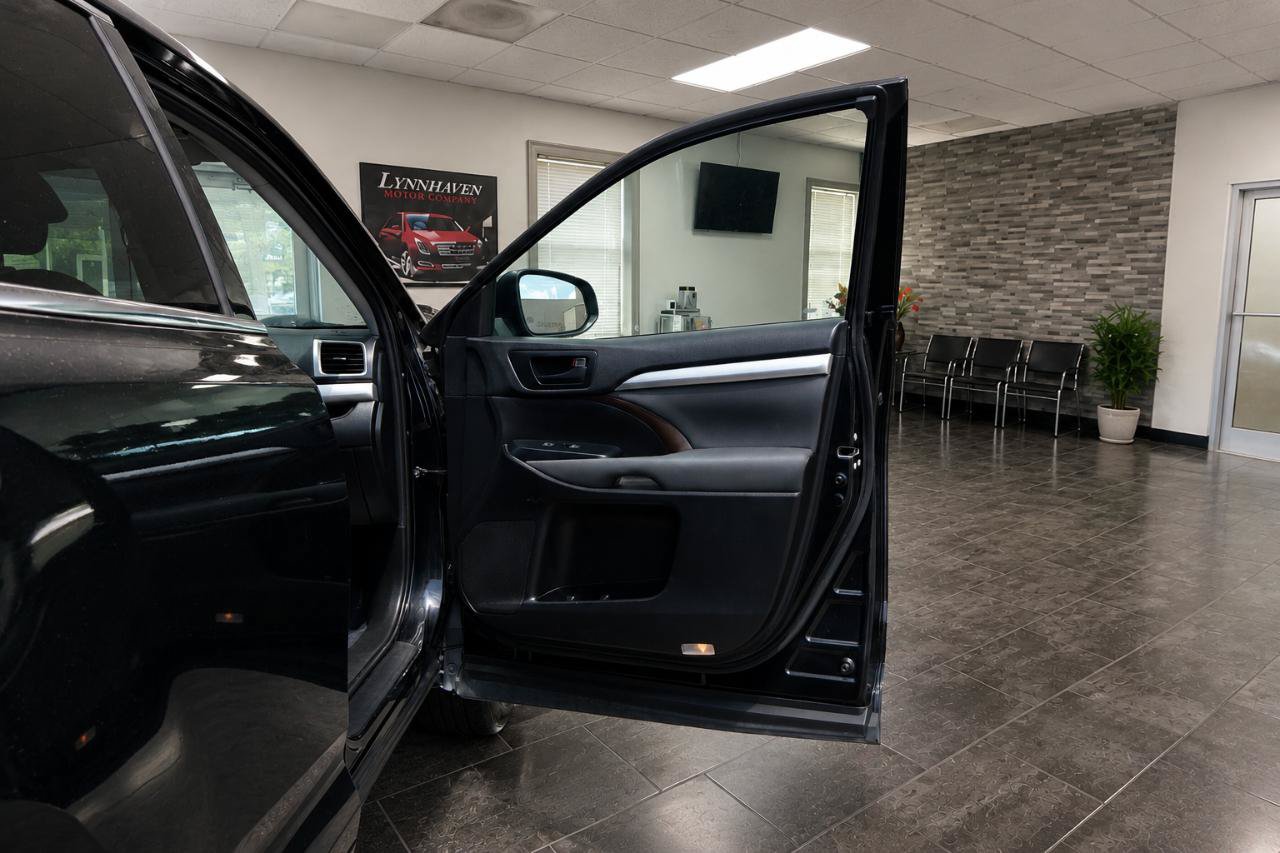 Used 2019 Toyota Highlander LE FWD image 17