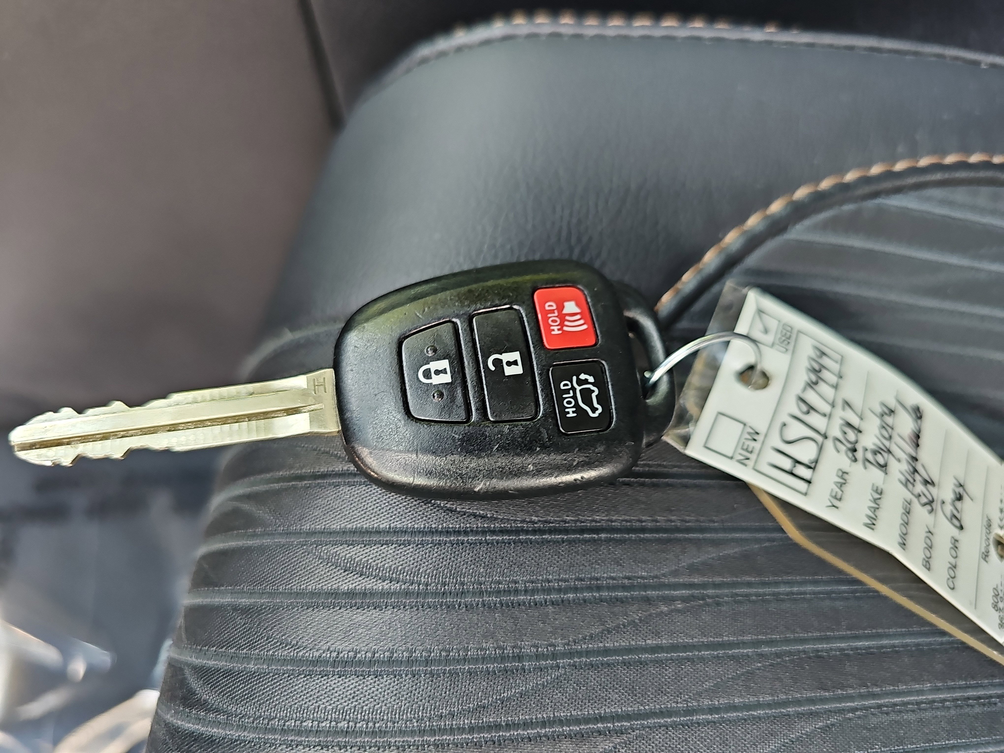 Used 2017 Toyota Highlander Plus FWD image 38