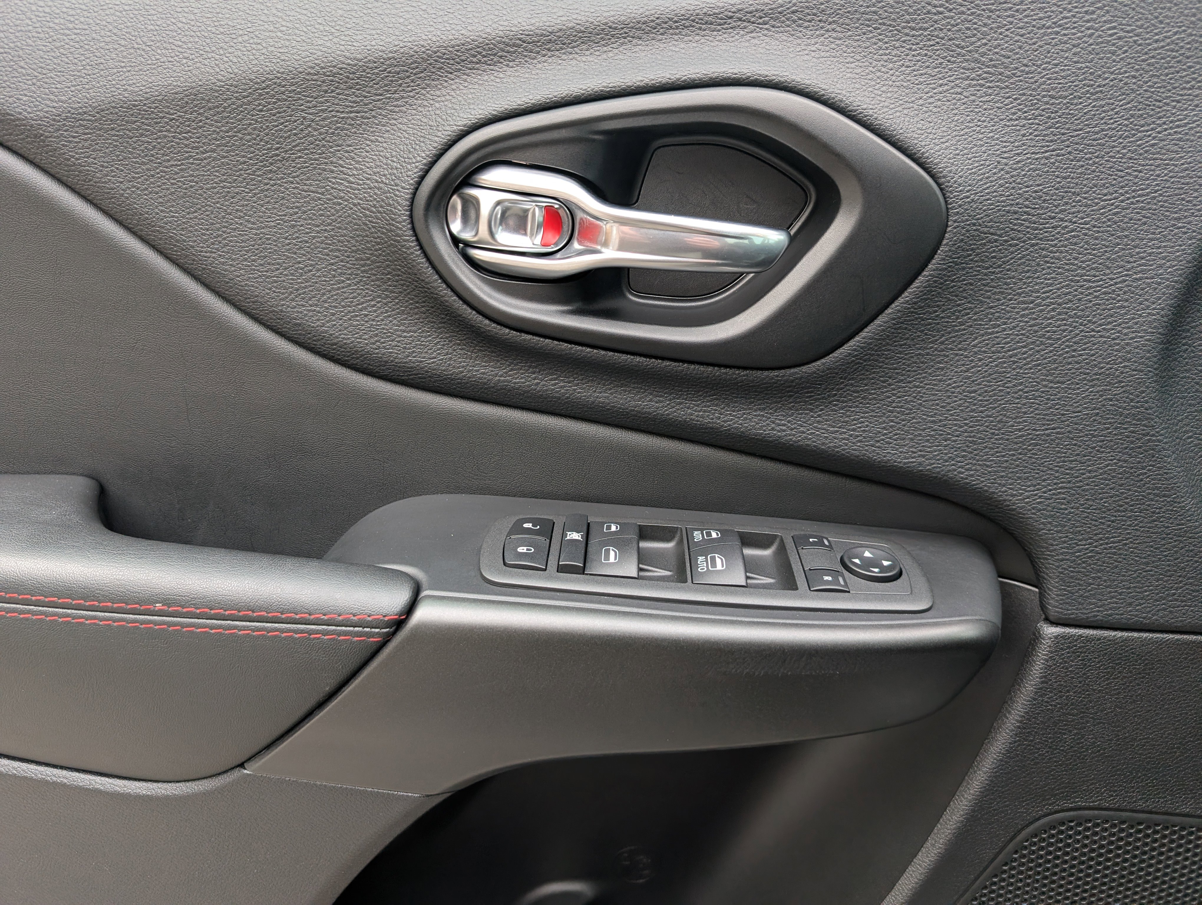 Used 2022 Jeep Cherokee Trailhawk image 15