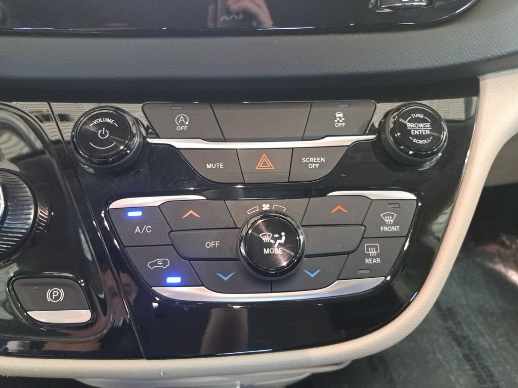 Used 2023 Chrysler Voyager LX FWD image 22