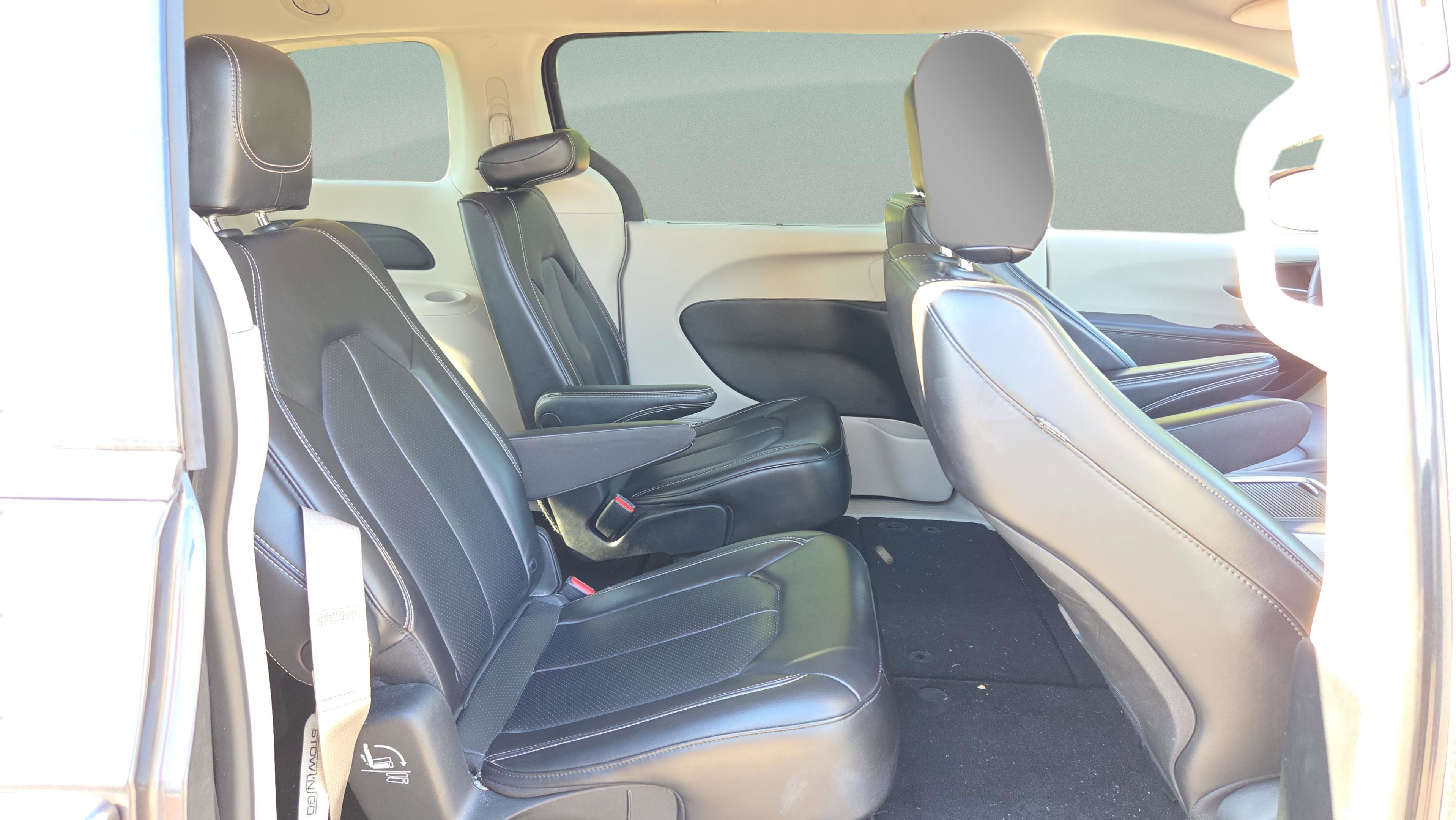 Used 2023 Chrysler Pacifica Touring-L FWD image 14