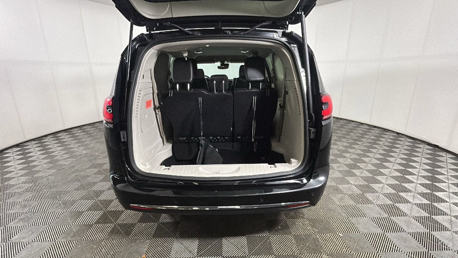 Used 2024 Chrysler Pacifica Limited FWD image 31